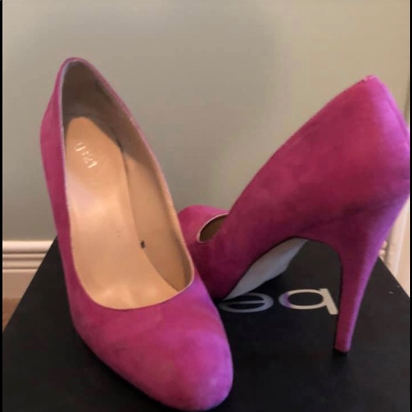Pink suede pumps - Picture 2 of 2